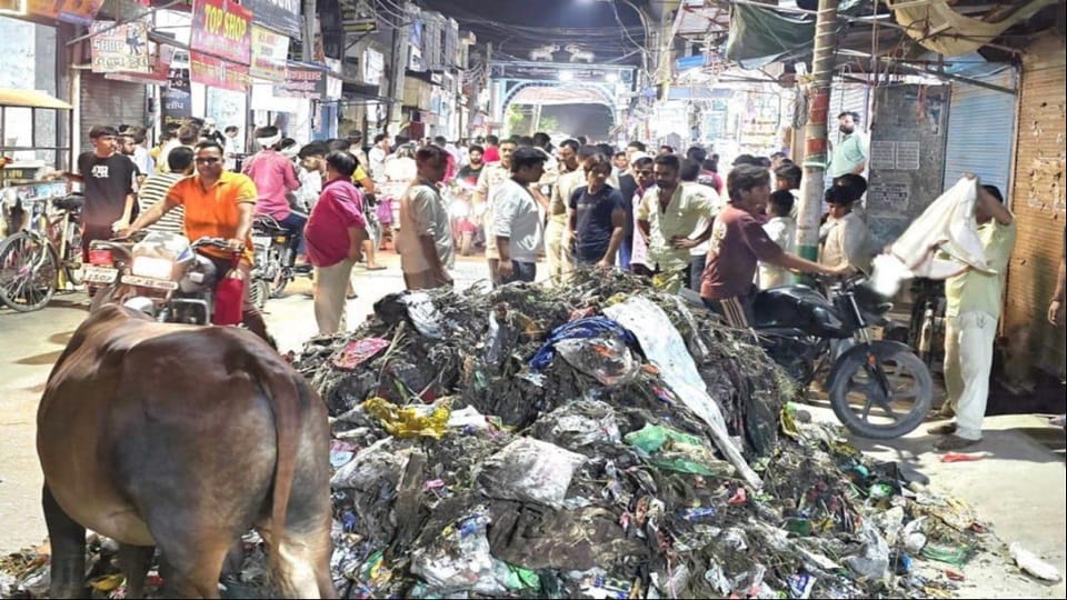 Saharanpur: Fighting in Rampur Maniharan, sanitation workers created ruckus by dumping garbage