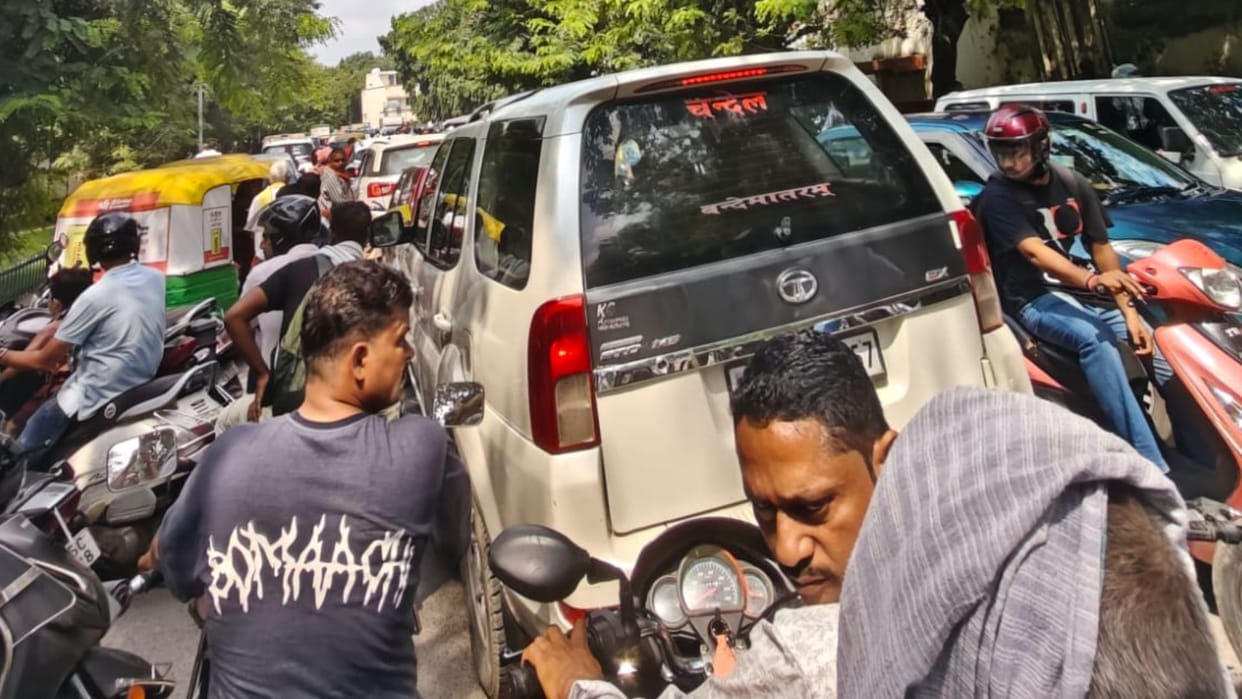 Bhikharipur intersection traffic jam due to road construction on Bareka-Kakaramta in varanasi