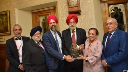 ब्रिटिश सांसद तनमनजीत सिंह धेसी ने सरदार तरलोचन सिंह को सिख ज्वेल अवॉर्ड से सम्मानित किया