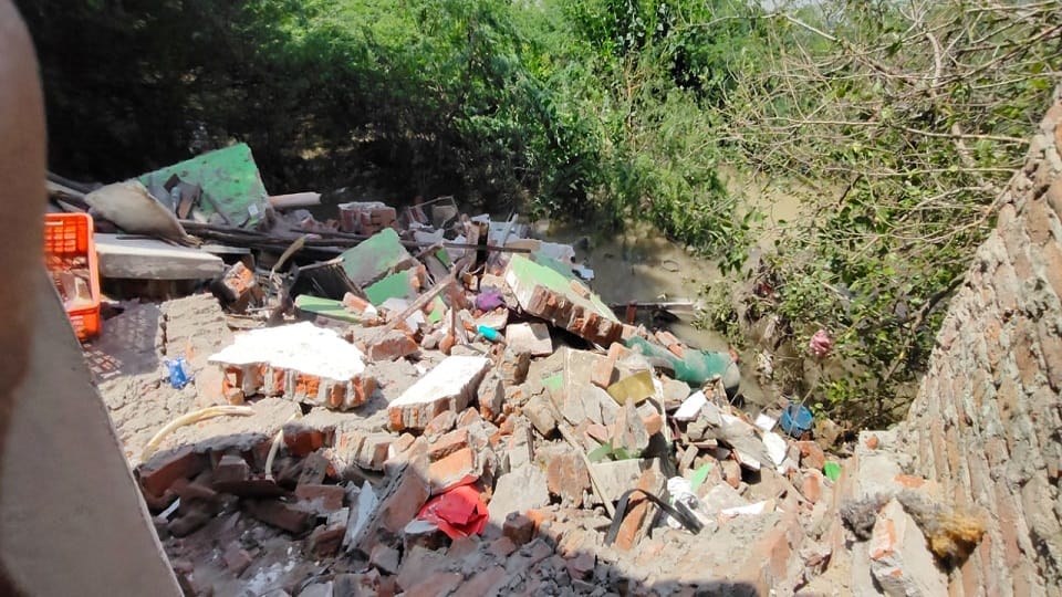 UP Floods news yamuna water level cross danger level and water reach tajmaham and other monuments