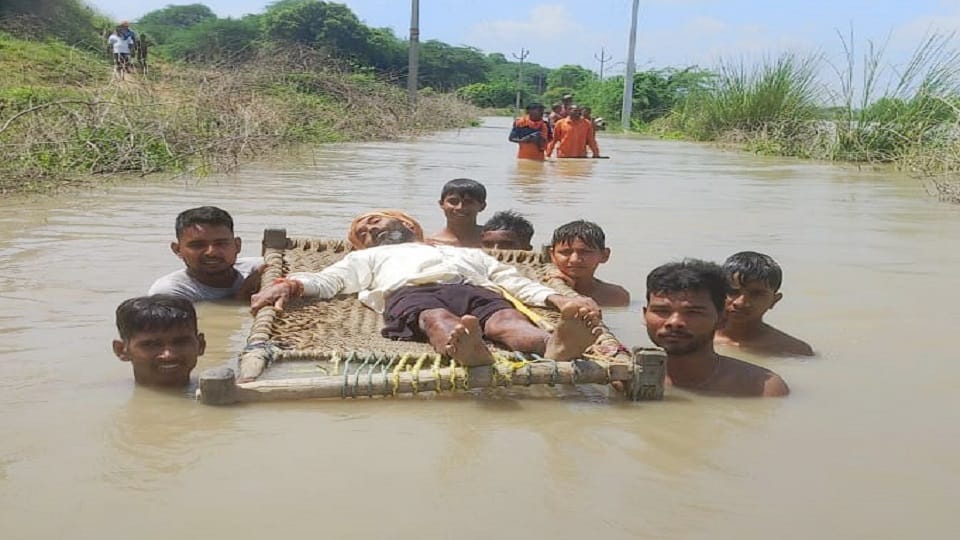 UP Floods news yamuna water level cross danger level and water reach tajmaham and other monuments