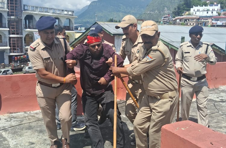 Chamoli: सरकार के खिलाफ फूटा एबीवीपी का गुस्सा, पेट्रोल लेकर कॉलेज की छत पर चढ़े छात्र, जमकर की नारेबाजी