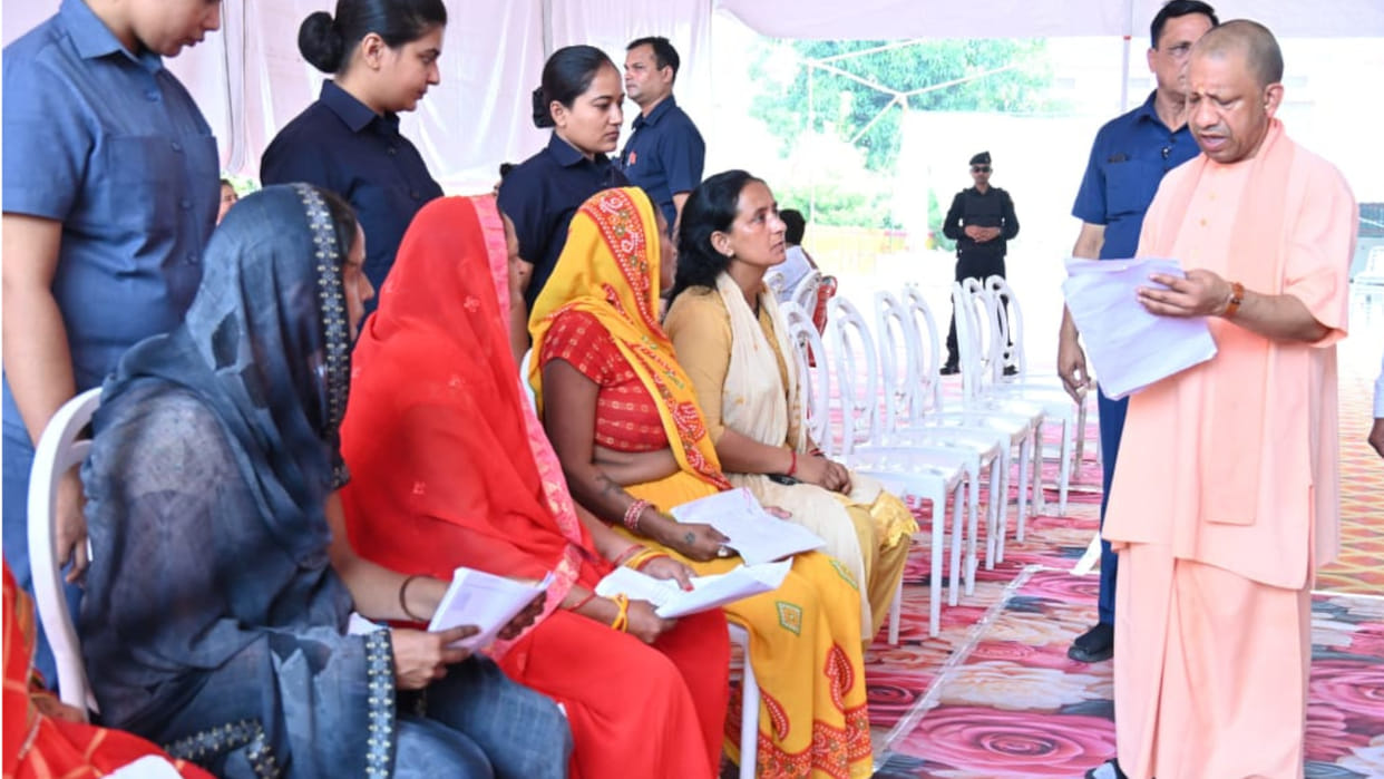 CM Yogi heard problems of 200 people in Janta Darshan, asked the mother to get her daughter admitted to school