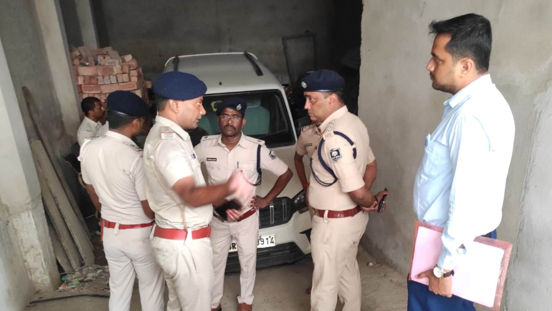 घटनास्थल पर पहुंची पुलिस