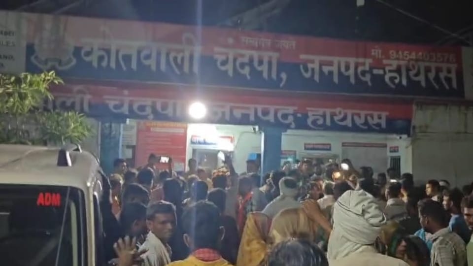 UP Hathras Murder Case Animal Health Worker Stabbed to Death, Villagers Clash and Block Highway