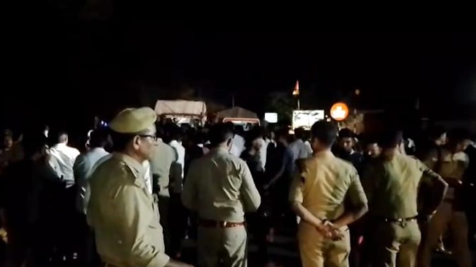 UP Hathras Murder Case Animal Health Worker Stabbed to Death, Villagers Clash and Block Highway