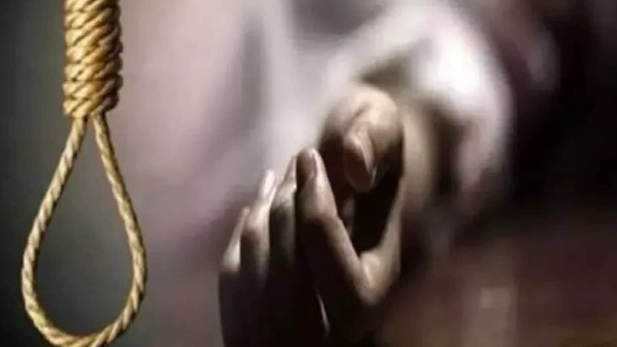 Son could not bear the shock of mother death, made a bundle of shroud and committed suicide in Dhamtari