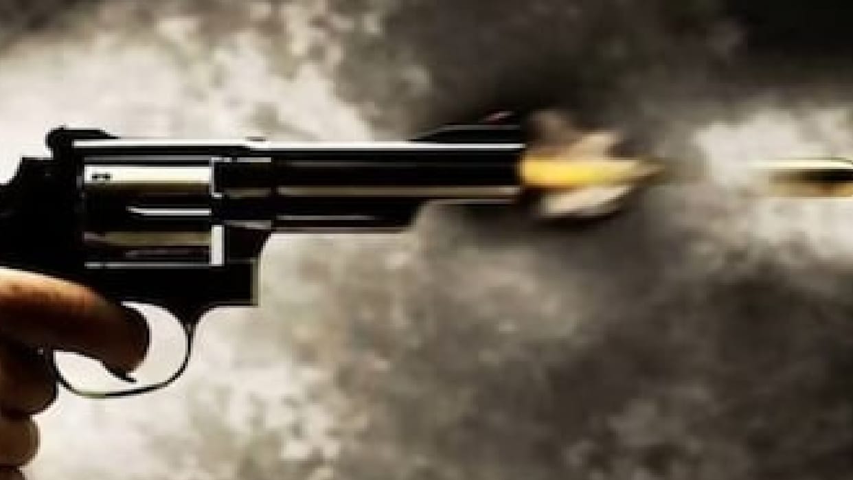 In Gorakhpur, Heavy firing on engineer's car near Deoria bypass turn