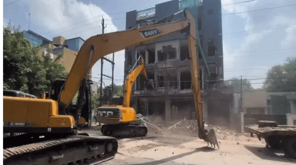 indore news : hotel illegal construction demolished by municipal corporation in peepaliyahana