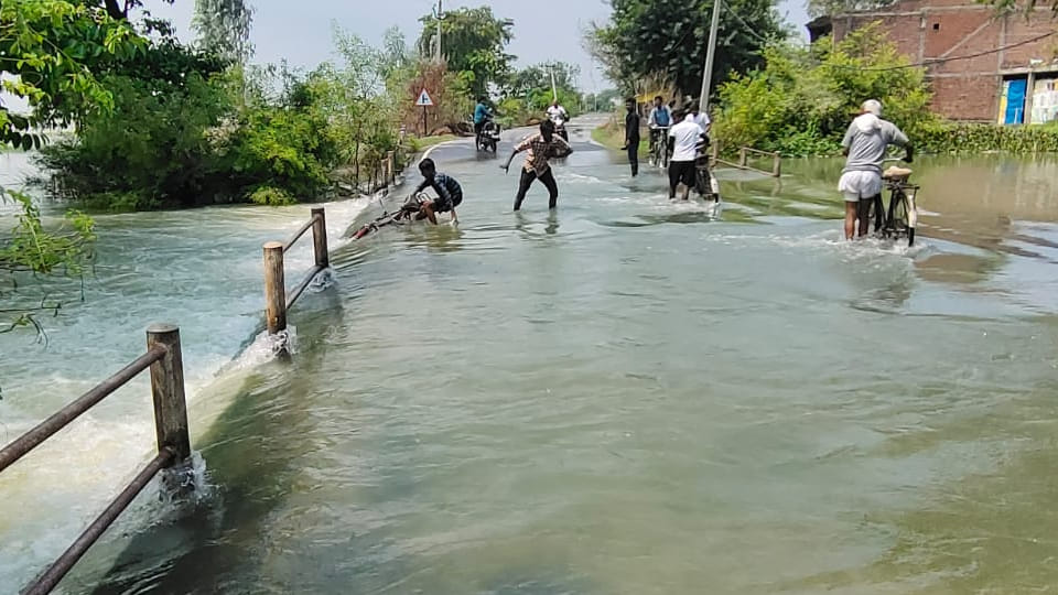 Farrukhabad Flood: No safety arrangements at Jamapur Dip, child saved from drowning