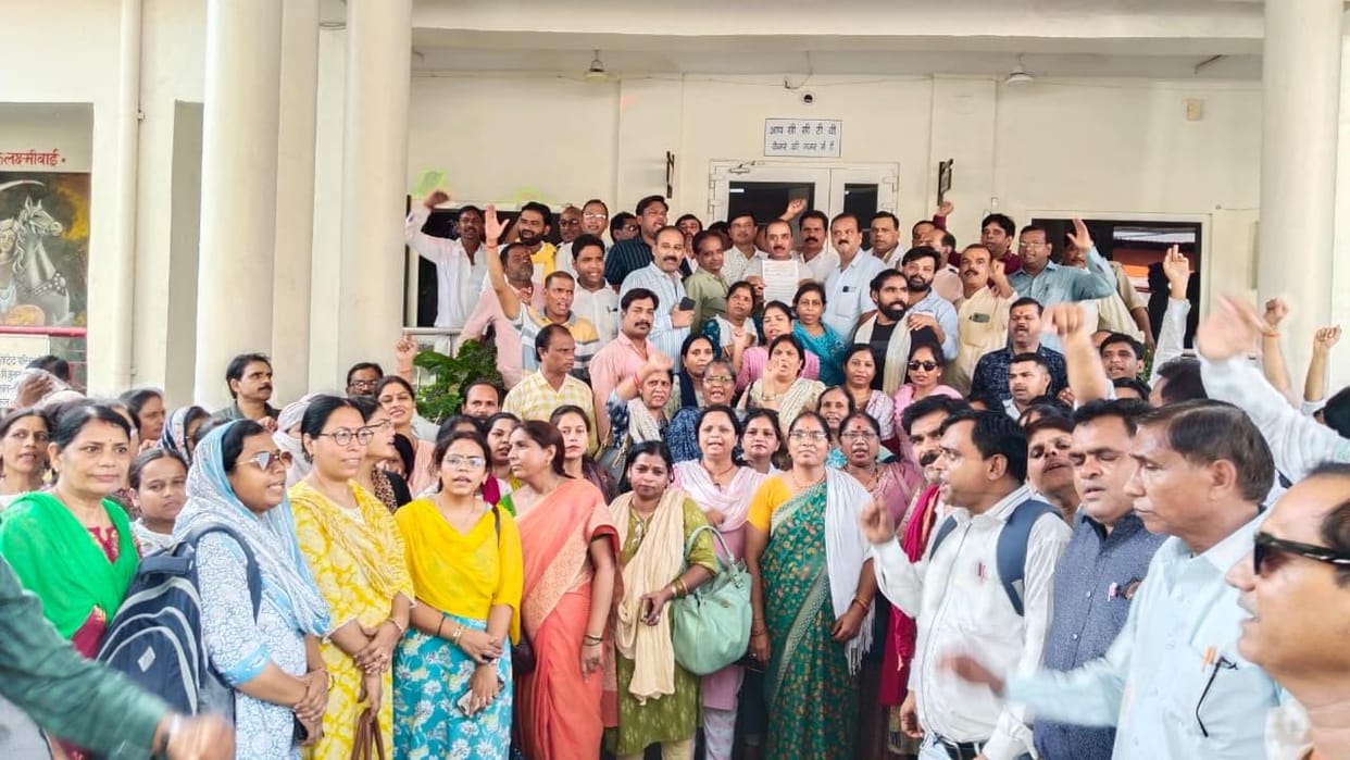 Jhansi: Teachers united in the Collectorate on the issue of TET mandatory, sent a letter to the PM