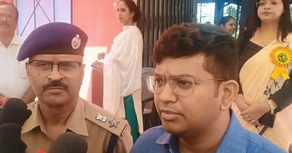 Chitrakoot No Helmet No Fuel Campaign Students Get Free Helmets Dm Says  Must Follow The Rules - Amar Ujala Hindi News Live - Chitrakoot:नो हेलमेट-नो  फ्यूल अभियान, छात्रों को मिले निशुल्क हेलमेट,