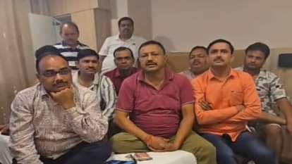 काठमांडू के होटल में बैठे मुजफ्फरनगर के लोग।