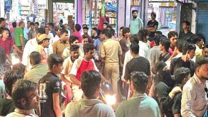 Saharanpur: Fighting in Rampur Maniharan, sanitation workers created ruckus by dumping garbage