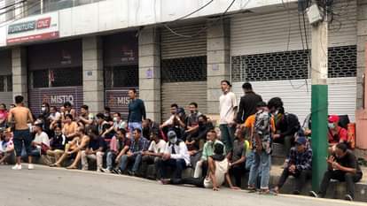 नेपाल में सड़क पर बैठे कैदी