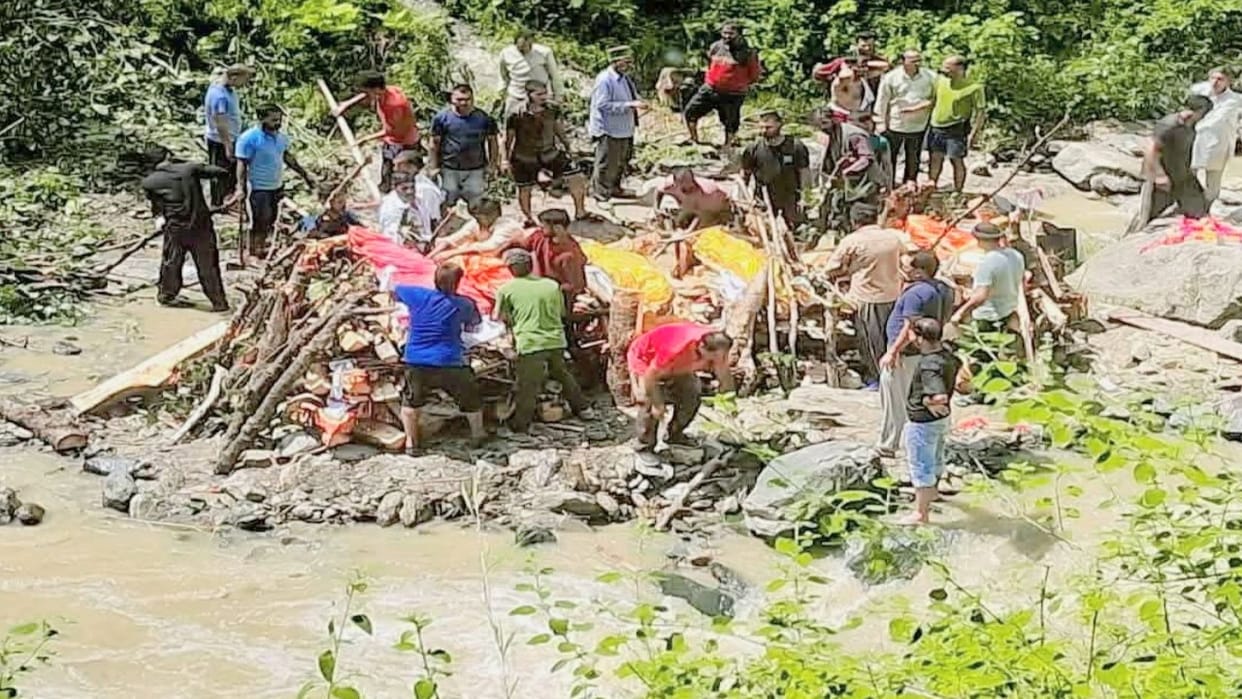 Nirmand landslide: The funeral pyres of five members of a family were burnt together, every eye became moist