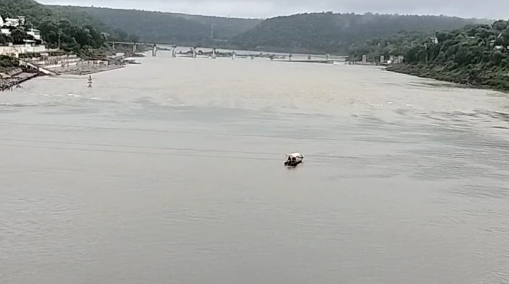 Glimpses of water flow from Omkareshwar Dam, see the condition of Omkareshwar Dam in pictures