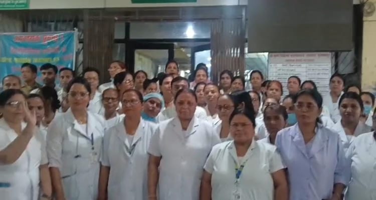 Bihar News: मुजफ्फरपुर के SKMCH में नर्सों ने सरकार के खिलाफ धरना दिया, तीन प्रमुख मांगों को लेकर प्रदर्शन