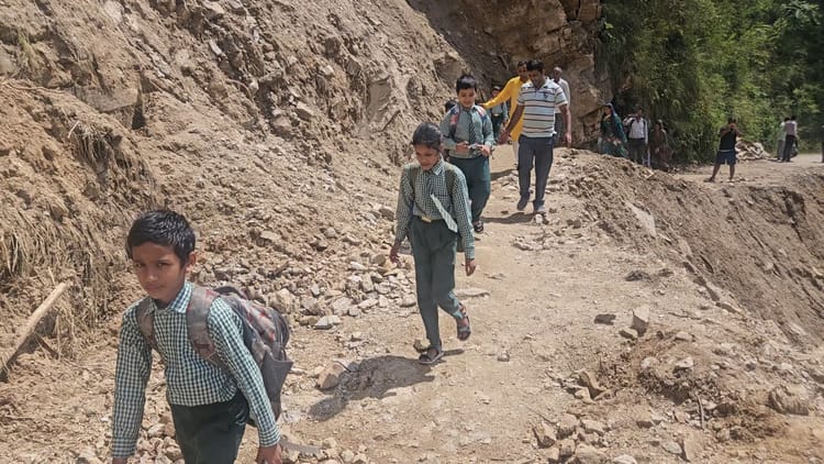 Rudraprayag: कल से चार घंटे बंद रहेगा रुद्रप्रयाग-गौरीकुंड हाईवे, दो चरणों में रोका जाएगा ट्रैफिक