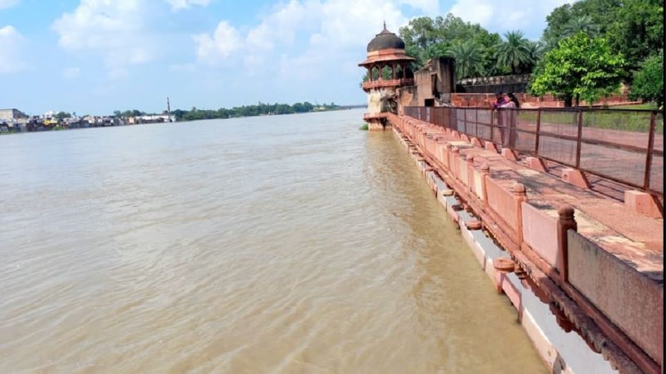 Agra Flood News: Yamuna Overflows at Taj Viewpoint, Cremations Taking Place on Roads Due to Space Shortage