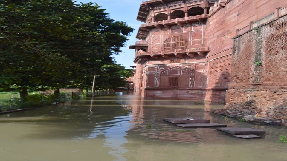 Agra Flood News: Yamuna Overflows at Taj Viewpoint, Cremations Taking Place on Roads Due to Space Shortage