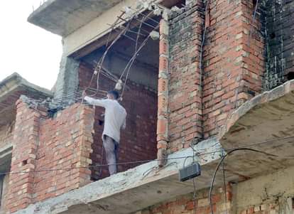 सांसद बर्क के घर पर तोड़ा जा रहा निर्माण