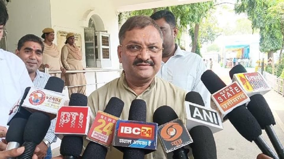 Culture of sycophancy in Congress MP Santosh Pandey hits back says Whose sycophants are Deepak Baij and Mahant