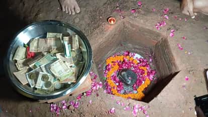 जमीन में मिला शिवलिंग