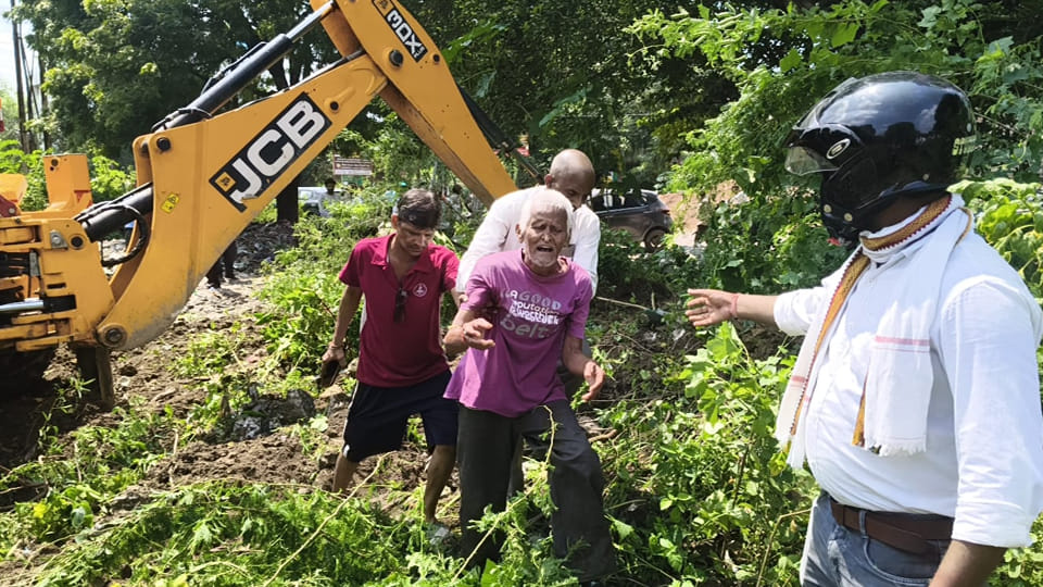 Kanpur: Elderly man lay down in front of JCB, team which came to vacate possession returned empty handed