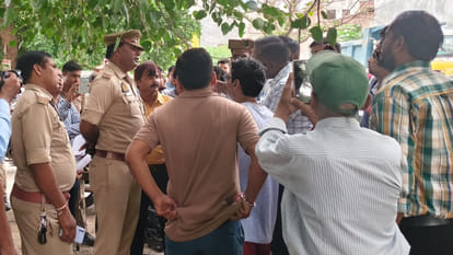 Kanpur: Elderly man lay down in front of JCB, team which came to vacate possession returned empty handed