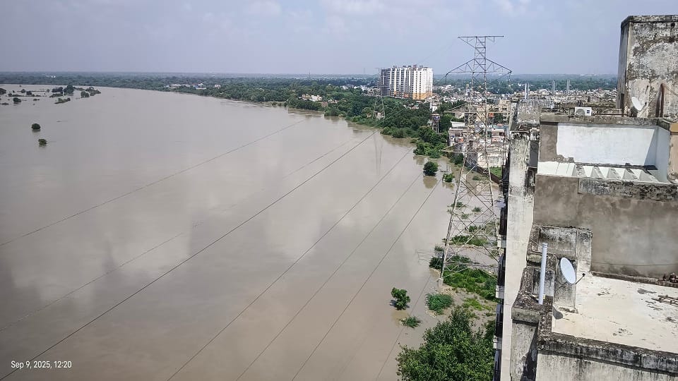 Agra Flood News: Yamuna Overflows at Taj Viewpoint, Cremations Taking Place on Roads Due to Space Shortage