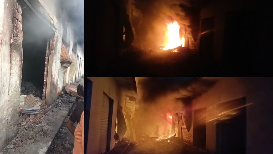 Two shops collapsed due to explosion in fireworks warehouse in Etah panic spread