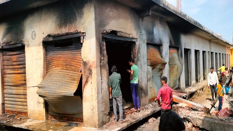 Two shops collapsed due to explosion in fireworks warehouse in Etah panic spread