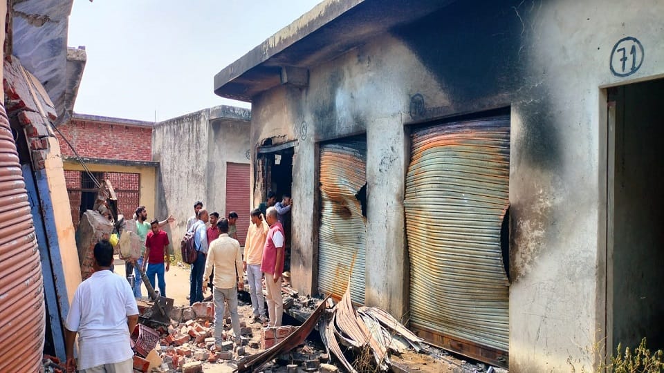 Two shops collapsed due to explosion in fireworks warehouse in Etah panic spread