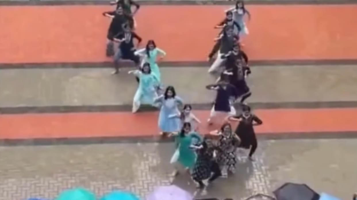 Engineering college students danced on Hanuman Chalisa the children did not stop even in the rain Video Viral