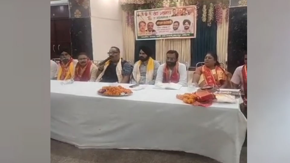 भाजपा कार्यकर्ताओं की बैठक में बोलते विधायक