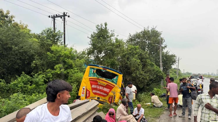 Bihar News: भोजपुर में भीषण सड़क हादसा, ट्रक ने यात्री बस को मारी टक्कर, दो दर्जन से ज्यादा लोग घायल