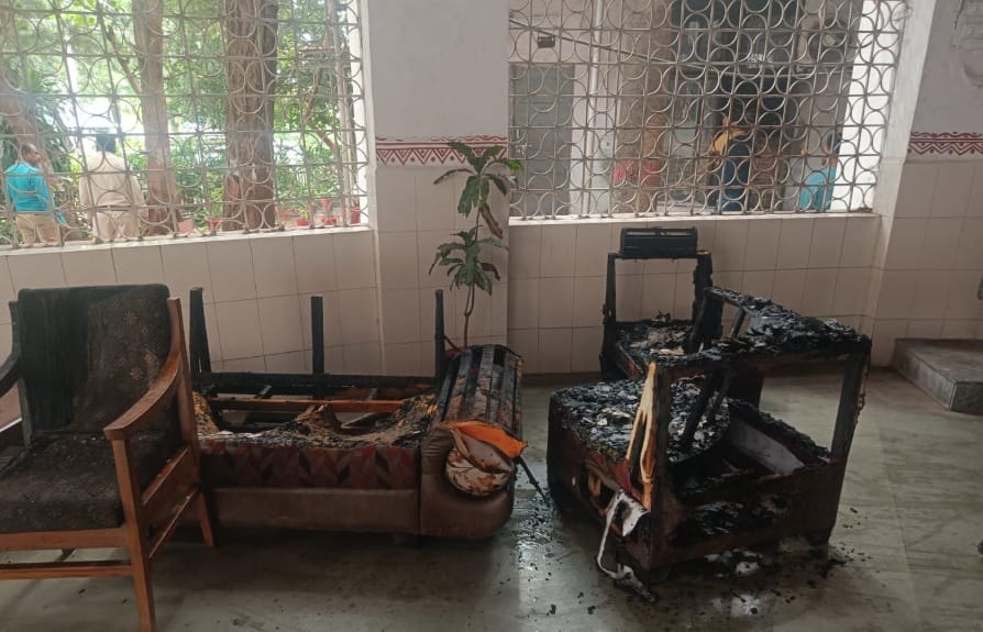 Bhopal: Fire broke out in Bhopal Commissioner's office, sofas burnt to ashes, angry old man hit the electric b