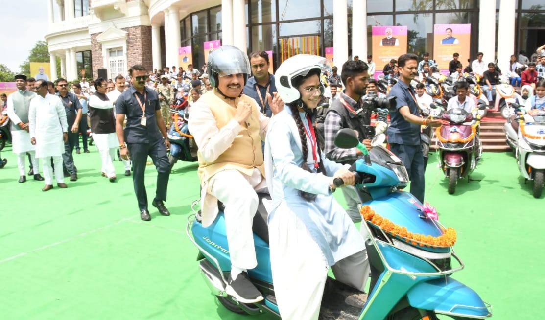 Bhopal: 7832 students of the state got scooties, children's faces lit up, CM enjoyed the ride sitting behind t
