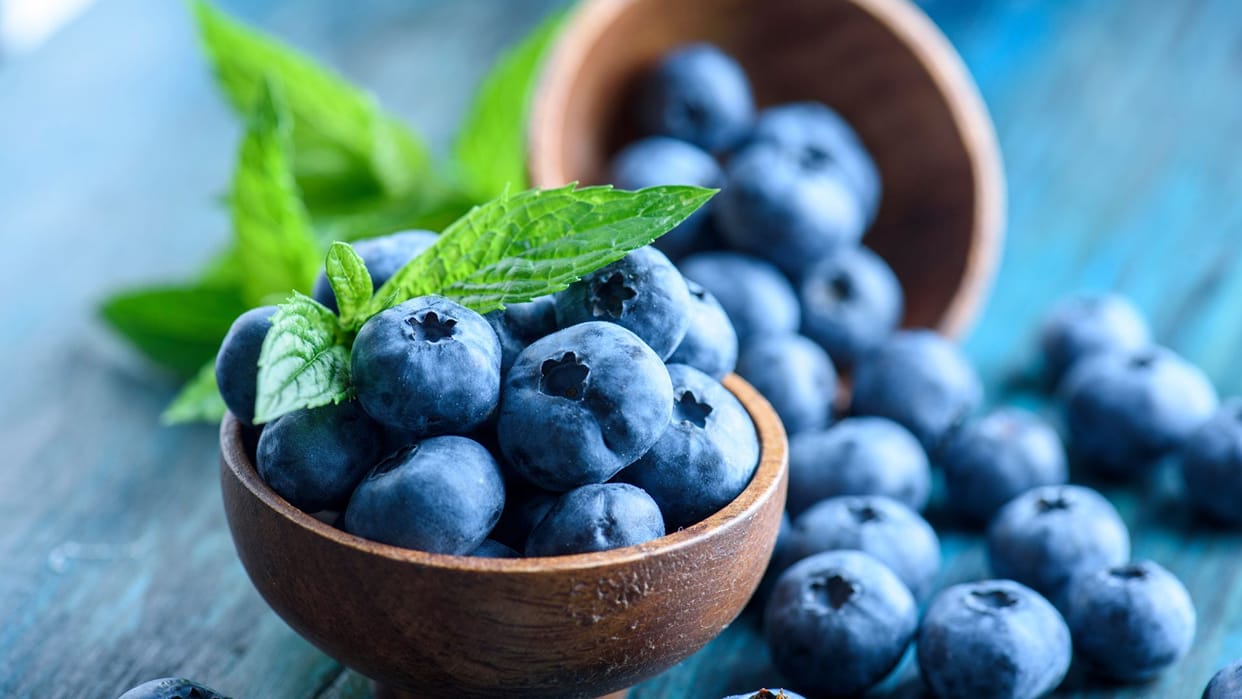 Eating blueberries every day keeps heart diseases away know study in hindi