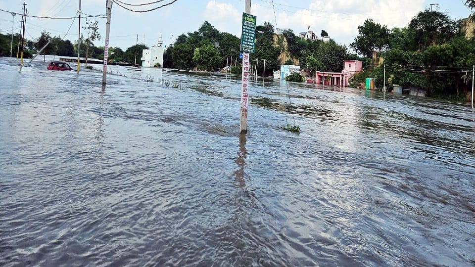 UP Floods news yamuna crosses danger level after 47 years and water reach Brahmlal of Bateshwar