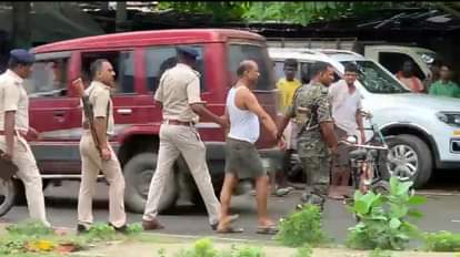 छोटे भाई को ले जाती पुलिस