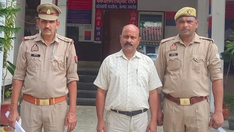 Gajraula News: Principal suspended for obscenity with teacher and girl students, banned from coming to college