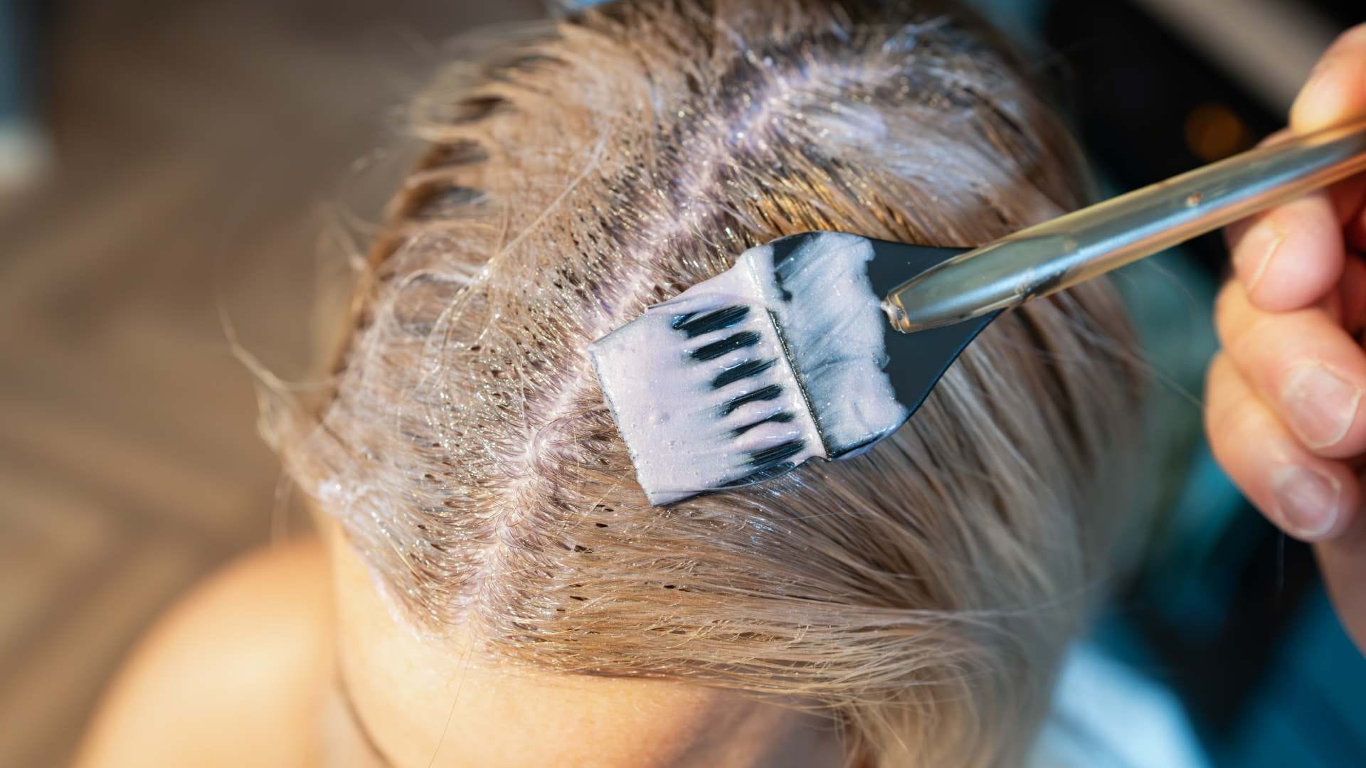 avoid these mistakes while applying hair dye in hindi dye lagate time kya galti na karein