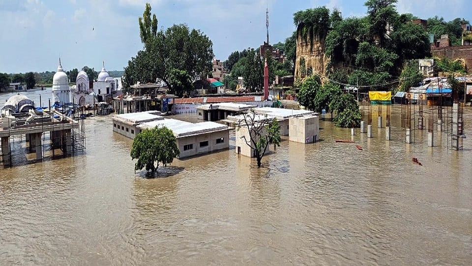 UP Floods news yamuna crosses danger level after 47 years and water reach Brahmlal of Bateshwar