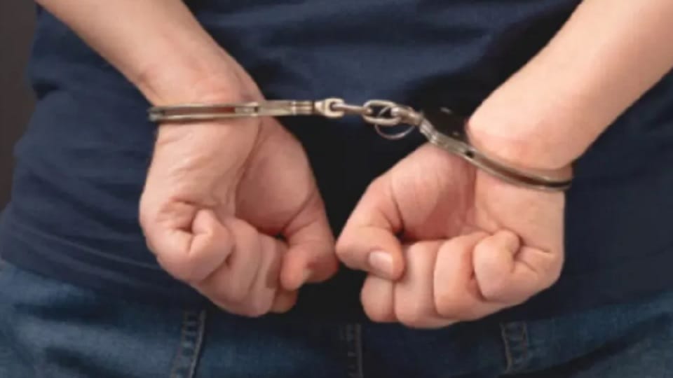 Couple arrested for defrauding people of lakhs of rupees by promising jobs in  High Court bounty of 25000