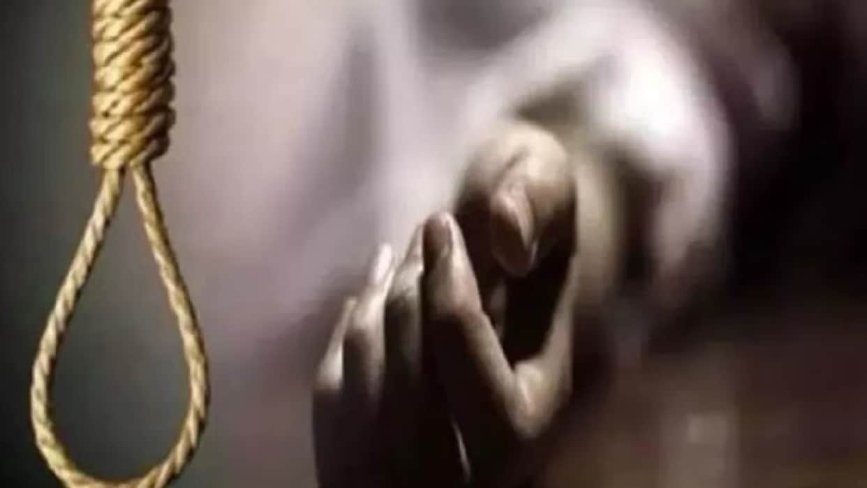 Supervisor of Women and Child Development Department committed suicide by hanging herself in bhatapara