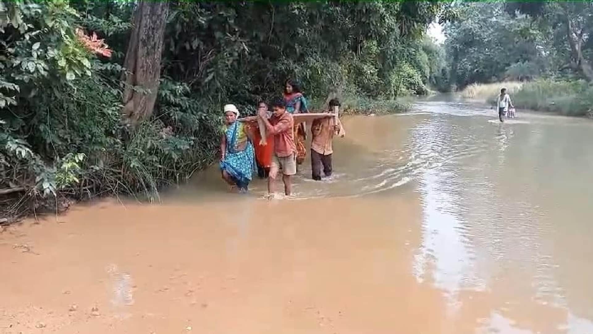 परिजनों ने महिला और नवजात को खाट पर लादकर नाला पार कराया