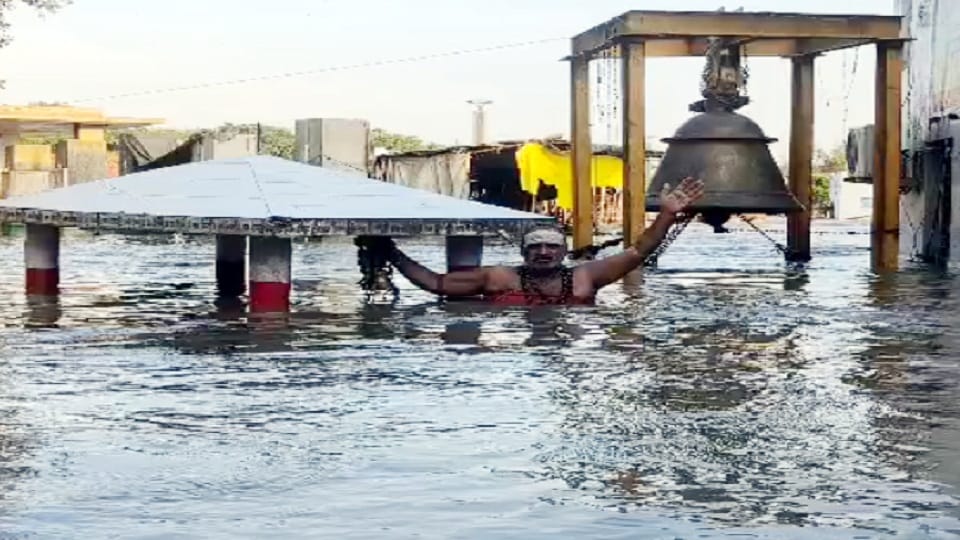 UP Floods news yamuna crosses danger level after 47 years and water reach Brahmlal of Bateshwar