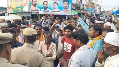 Mahoba: Uproar over fertilizer, blocked the road, farmers clashed with police